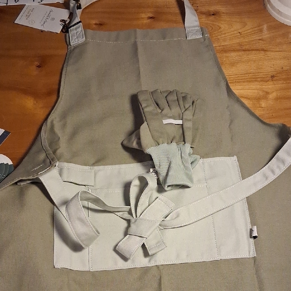 Hearth & Hand Kids Apron And Glove Set